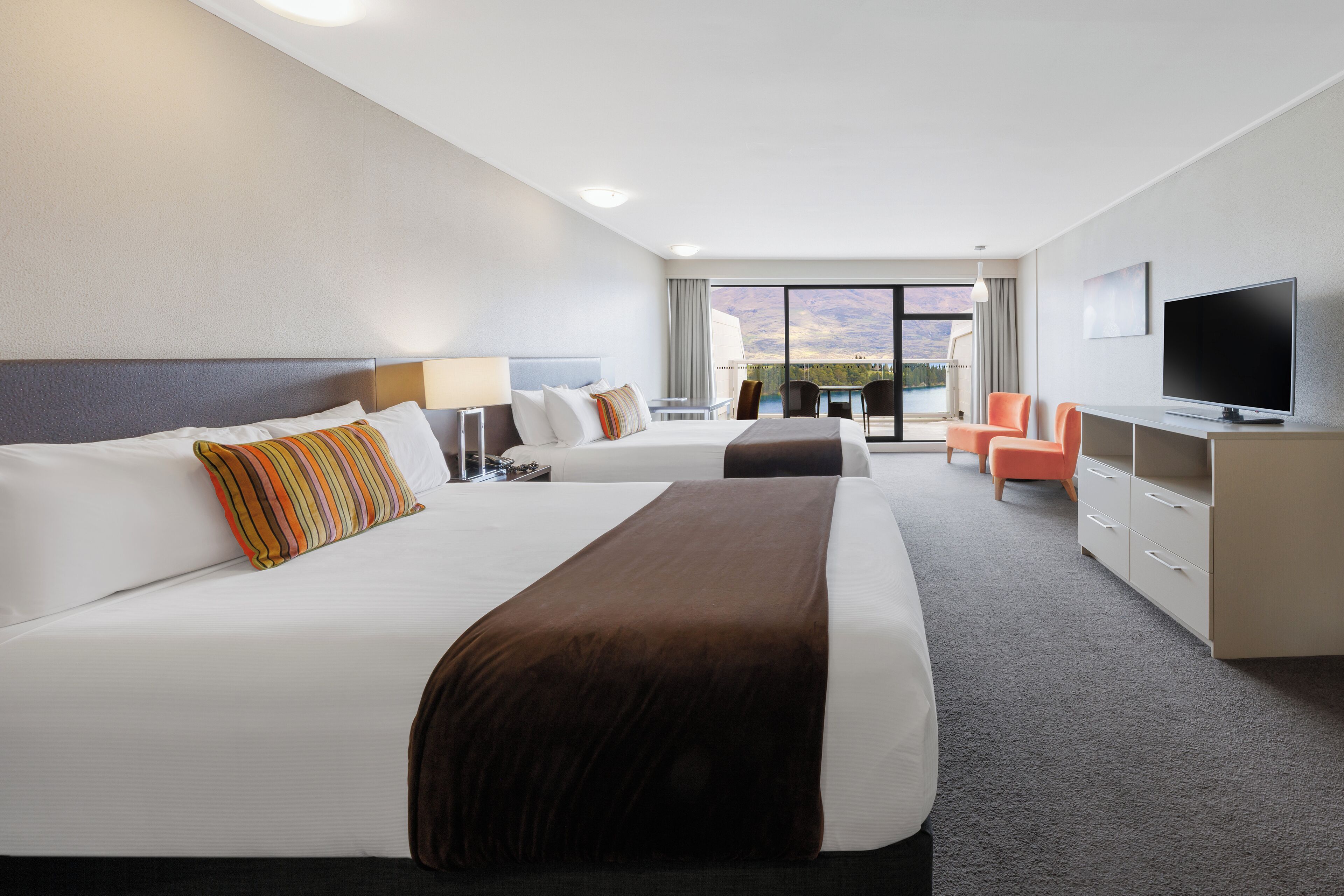 Brankas, meja kerja, tirai kedap cahaya, dan setrika/meja setrika