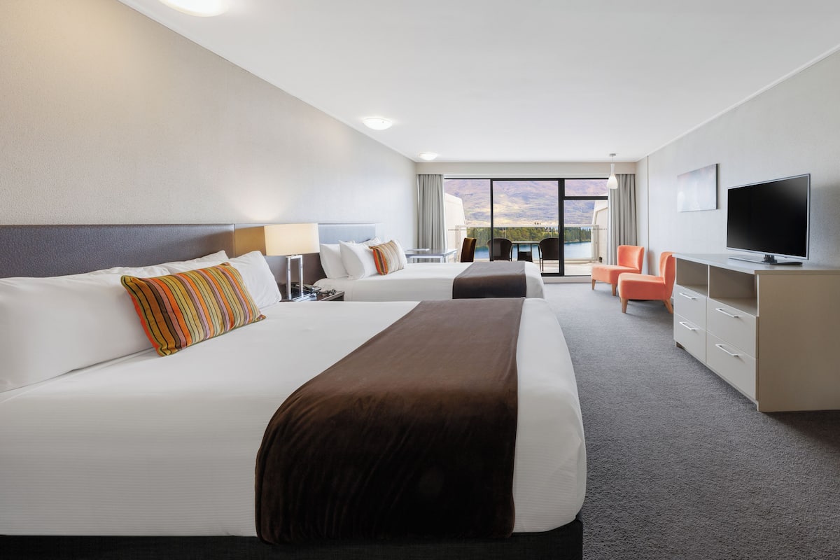 Caja de seguridad en la habitación, escritorio y cortinas blackout