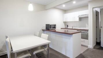 Apartamento, 2 quartos | Cozinha americana privada | Frigobar, chaleira elétrica