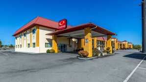 A hotel with a red roof and yellow facade, featuring a prominent EconoLodge sign. - Econo Lodge Knoxville West - Turkey Creek (Knoxville)