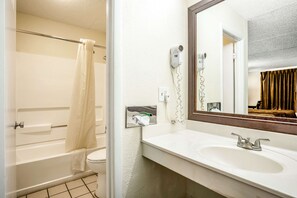 Combined shower/bathtub, free toiletries, hair dryer, towels