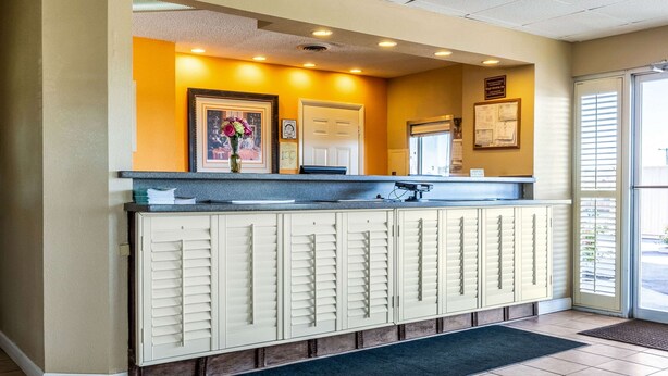 A reception area with a counter, a door, and a window with blinds. - Econo Lodge Knoxville West - Turkey Creek (Knoxville)