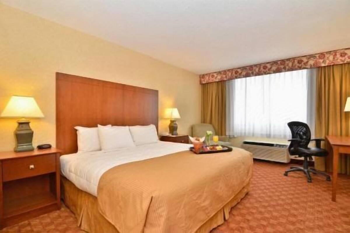 Pillowtop beds, desk, laptop workspace, blackout drapes