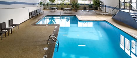 Innenpool, geöffnet von 06:00 Uhr bis 20:00 Uhr, Liegestühle