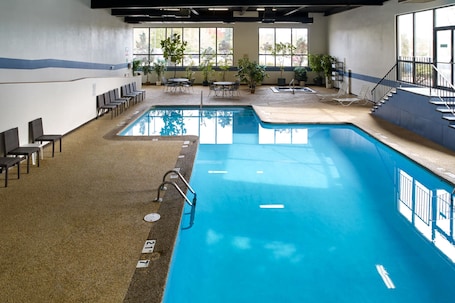 Piscina interna, funciona das 6h às 22h, espreguiçadeiras. Clarion Hotel Portland Airport ME
