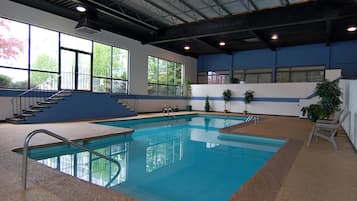 Innenpool, geöffnet von 06:00 Uhr bis 20:00 Uhr, Liegestühle