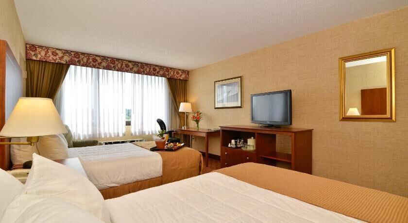 Pillowtop beds, desk, laptop workspace, blackout drapes