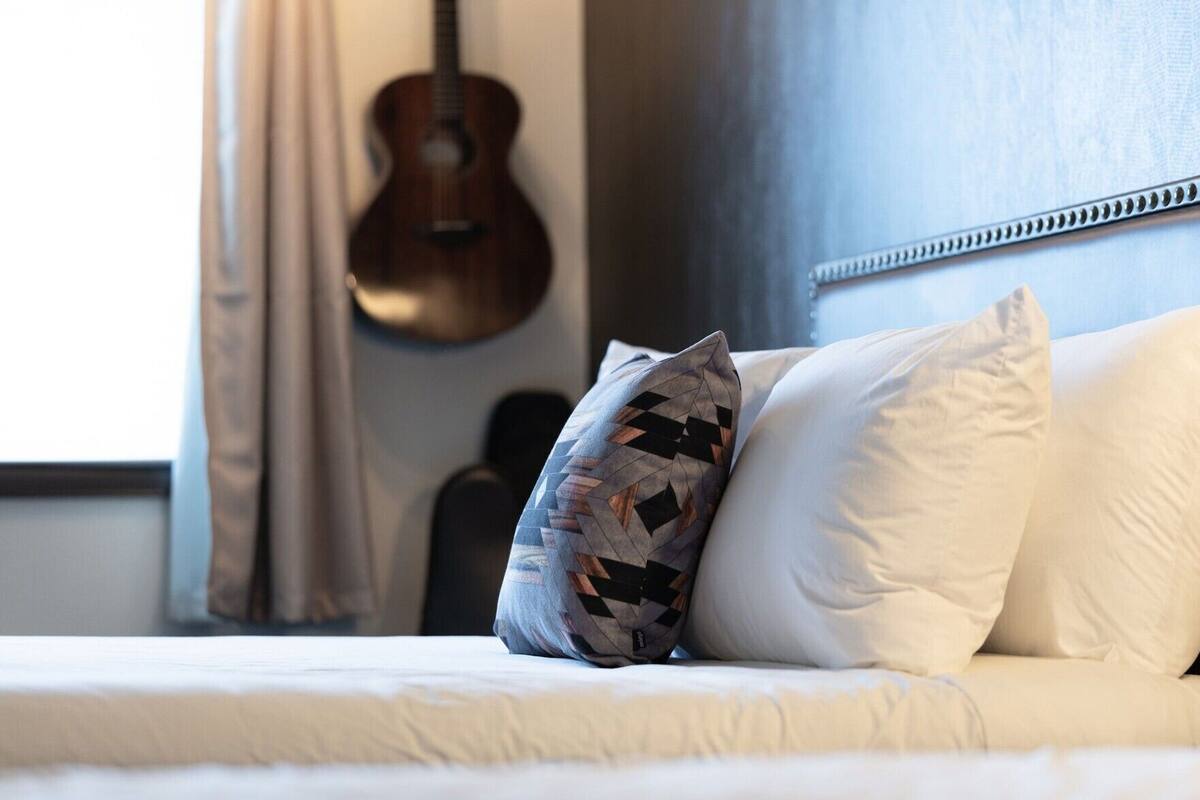 Minibar, escritorio, cortinas blackout y cuna de viaje 