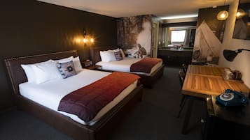 Standaard kamer, 2 queensize bedden | 1 slaapkamer, een minibar, een bureau, verduisterende gordijnen