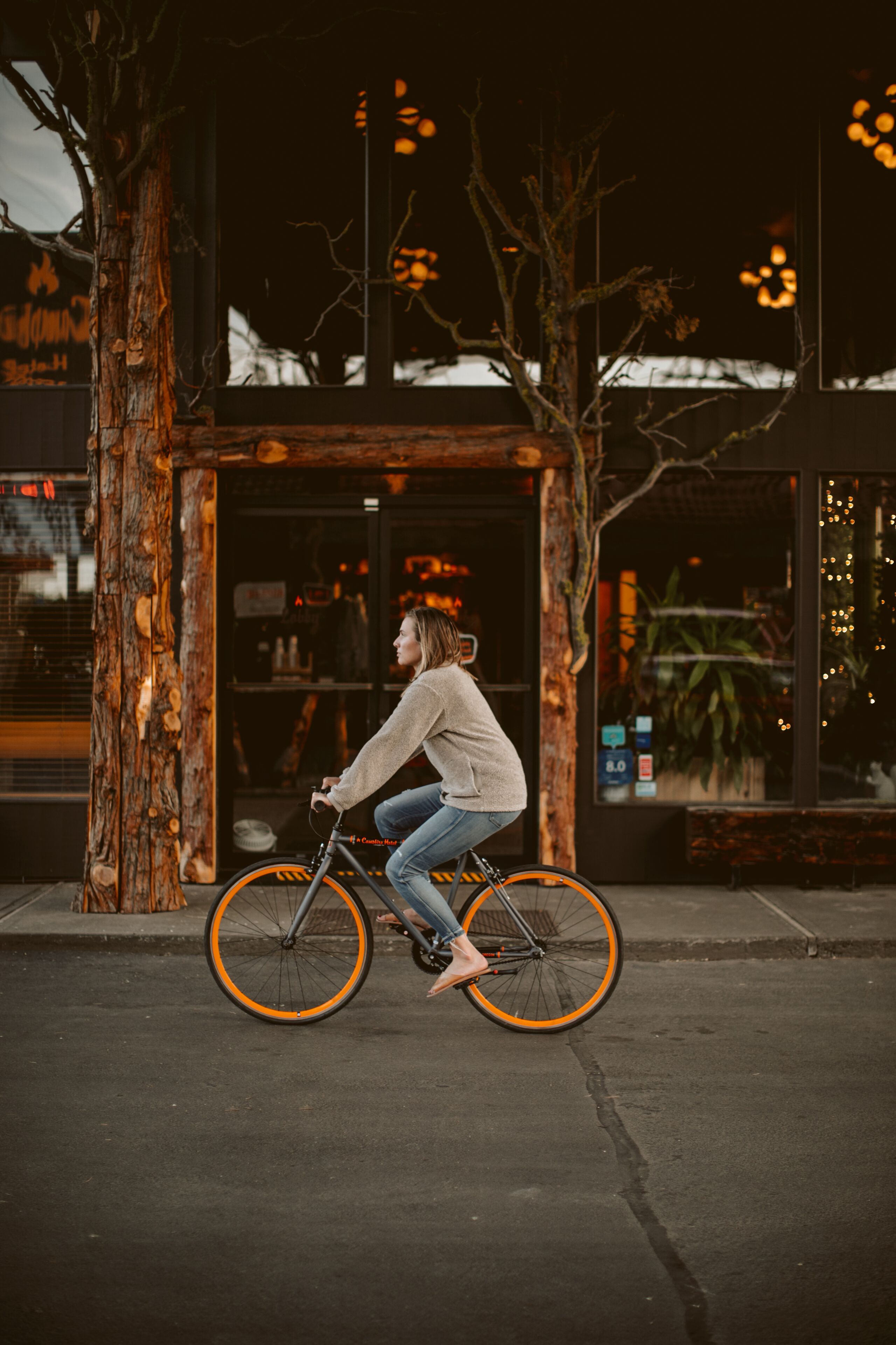 En person cykler på en gade om natten.