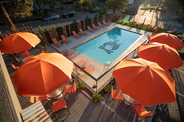 屋外プール、温水プール、営業時間 9:00 ～ 22:00、カバナ (無料)、プール パラソル