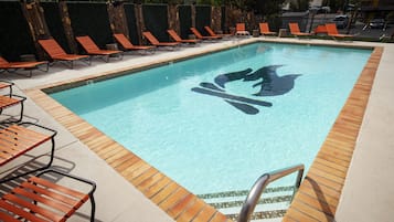 Een buitenzwembad, een verwarmd zwembad, gratis zwembadcabana's