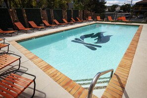 屋外プール、温水プール、営業時間 9:00 ～ 22:00、カバナ (無料)、プール パラソル