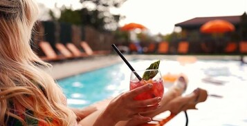 Una piscina al aire libre, una piscina climatizada