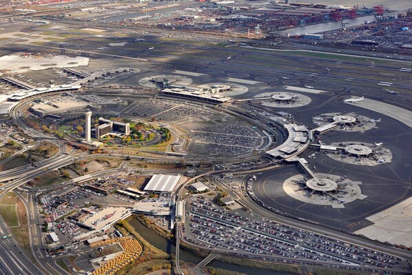 Un aéroport doté de plusieurs pistes, de voies de circulation et d’un vaste espace de stationnement.
