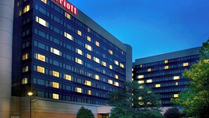 Un bâtiment d’hôtel Marriott, avec plusieurs étages et des fenêtres illuminées.