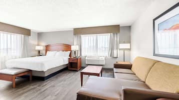 Svíta - 2 meðalstór tvíbreið rúm - reyklaust - kæliskápur og örbylgjuofn (Oversized Room) | Öryggishólf í herbergi, skrifborð, vinnuaðstaða fyrir fartölvur