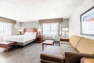 Suite, 2 camas de matrimonio, no fumadores, frigorífico y microondas (Oversized Room) | Caja fuerte, escritorio, espacio para trabajar con un portátil