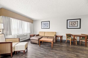 In-room safe, desk, laptop workspace, blackout drapes - Best Western Plus At Lake Powell (Page)