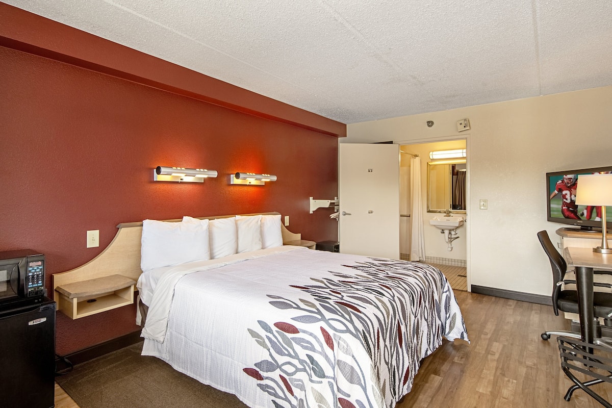 Deluxe Room, 1 King Bed, Accessible (Smoke Free) | In-room safe, desk, laptop workspace, blackout drapes