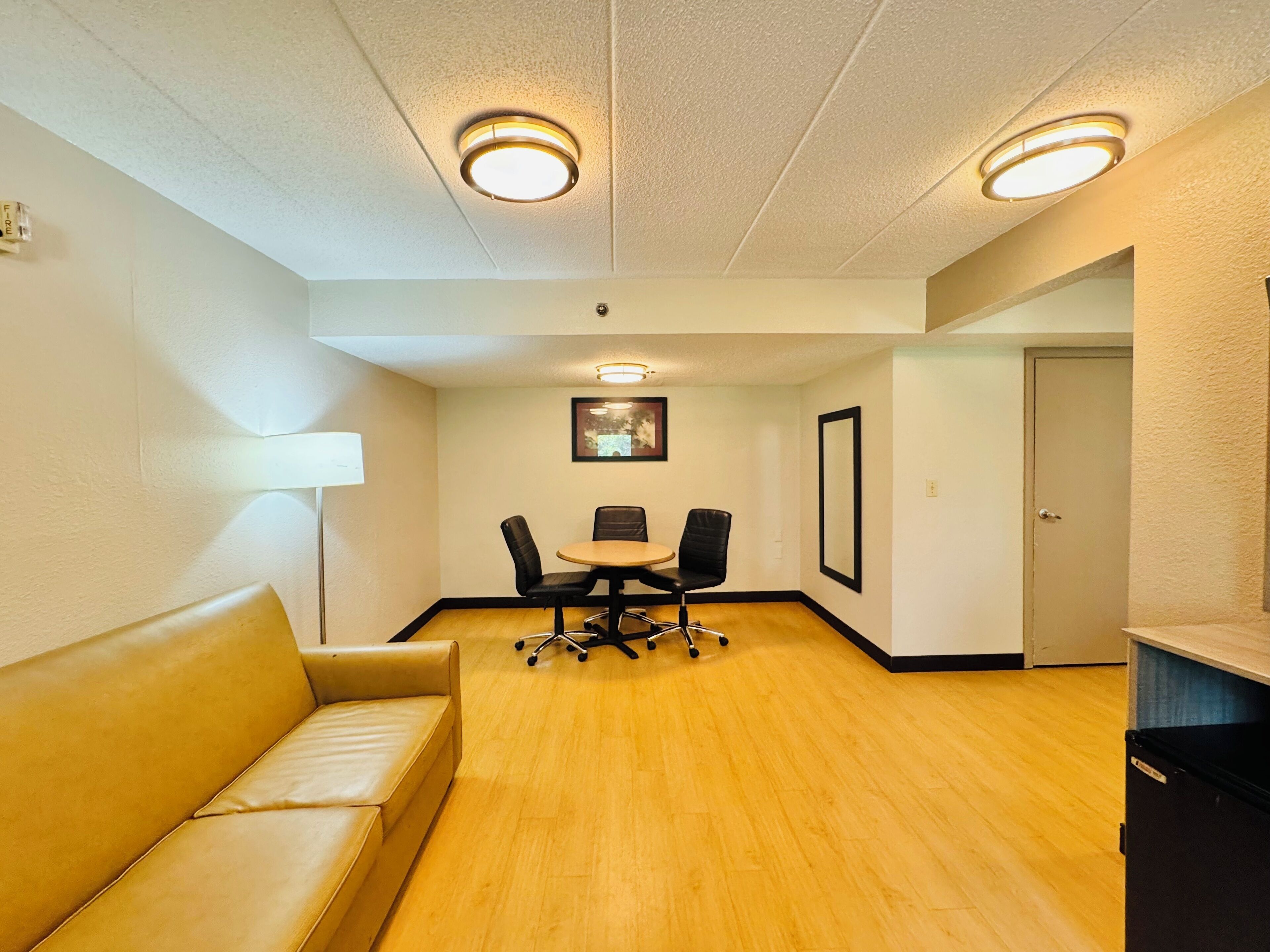 Deluxe Room, 1 King Bed, Accessible (Smoke Free) | Desk, laptop workspace, blackout drapes, free cribs/infant beds