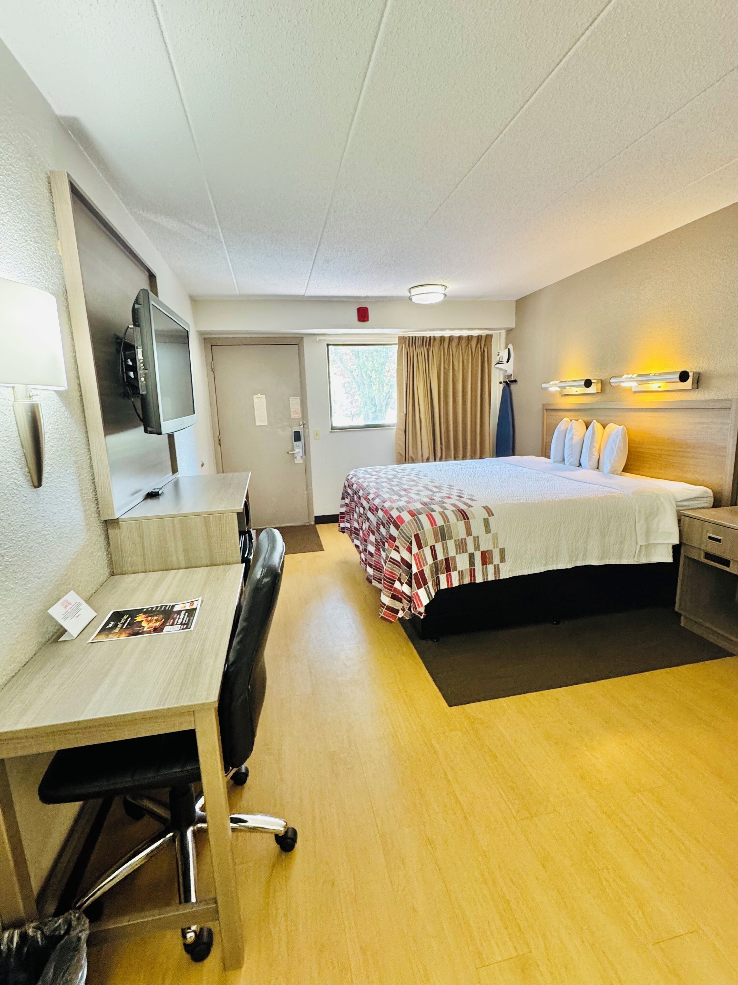 Superior Room, 1 King Bed (Smoke Free) | Desk, laptop workspace, blackout drapes, free cribs/infant beds