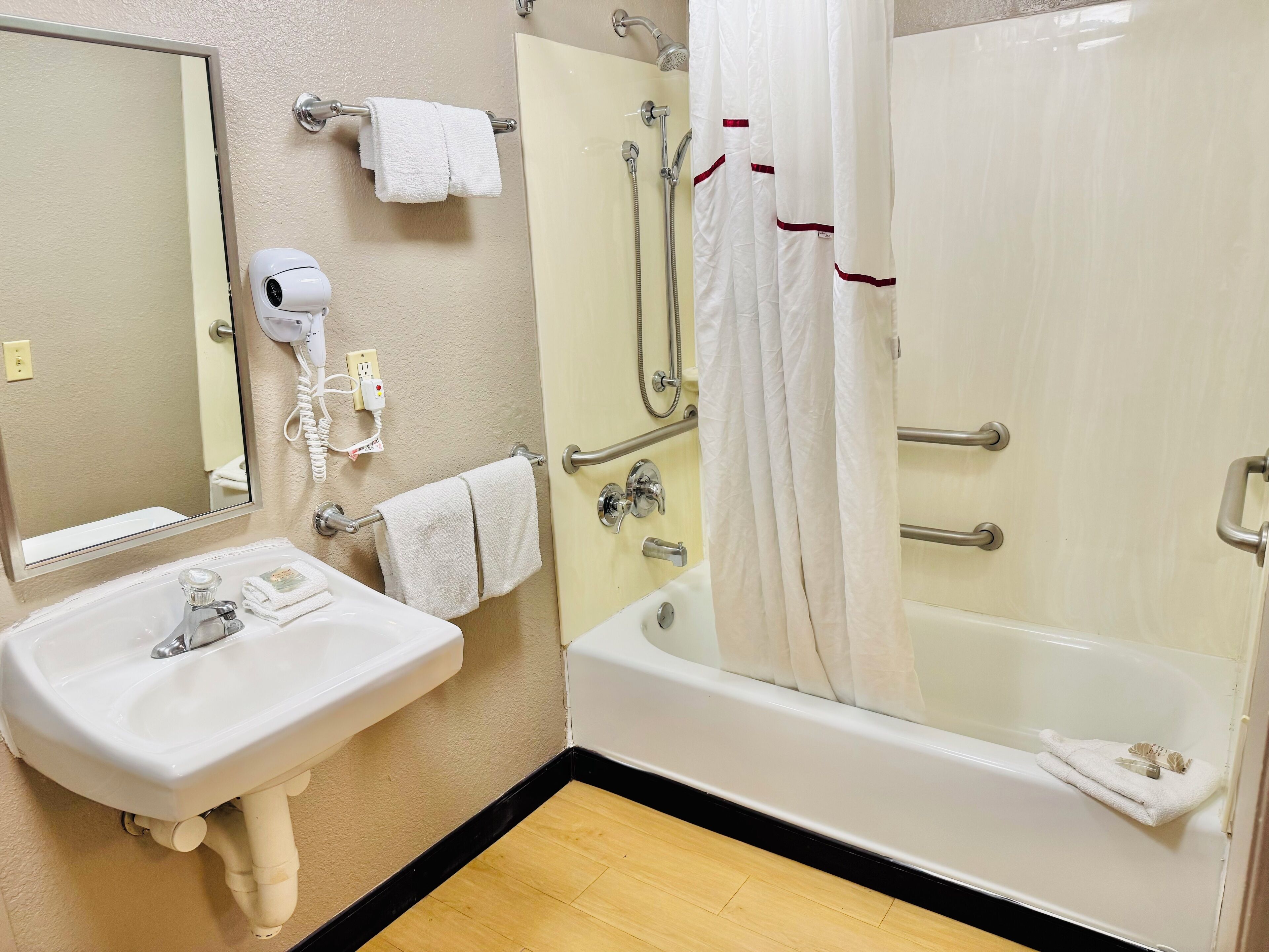 Deluxe Room, 1 King Bed, Accessible (Smoke Free) | Bathroom