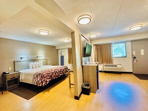 Phòng Deluxe, 1 giường cỡ king, phù hợp cho người khuyết tật (Smoke Free) | Bàn, khu vực làm việc phù hợp cho laptop, màn/rèm cản sáng 