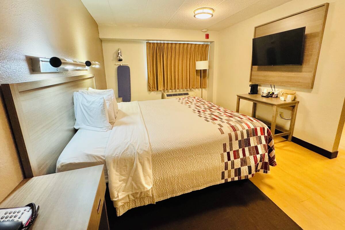 Habitación Deluxe, 1 cama de matrimonio grande (Smoke Free) | Escritorio, espacio para trabajar con un portátil, cortinas opacas