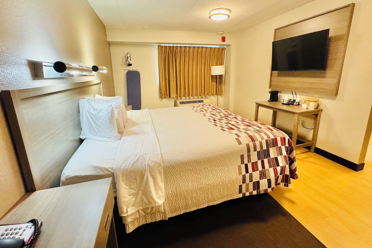Deluxe Room, 1 King Bed, Accessible (Smoke Free)