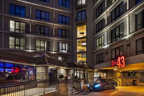 Property entrance - Hotel 43 (Boise)