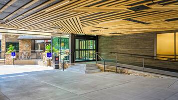 Vista frontal de la propiedad