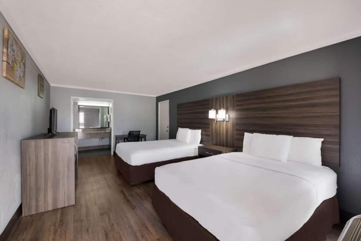 Escritorio, cortinas blackout y tabla de planchar con plancha