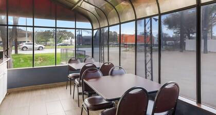 Econo Lodge near The Domain - The Arboretum