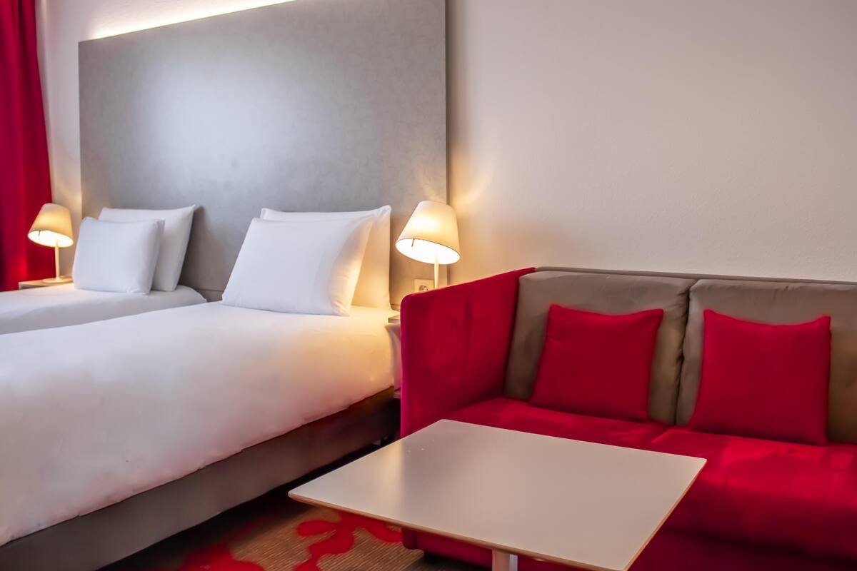 Habitación clásica con 2 camas individuales | Ropa de cama de alta calidad y colchones con acolchado adicional