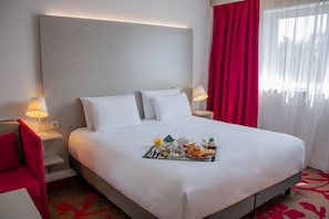 Habitación superior, 1 cama King size y sofá cama | Ropa de cama de alta calidad, camas con pillow-top y minibar