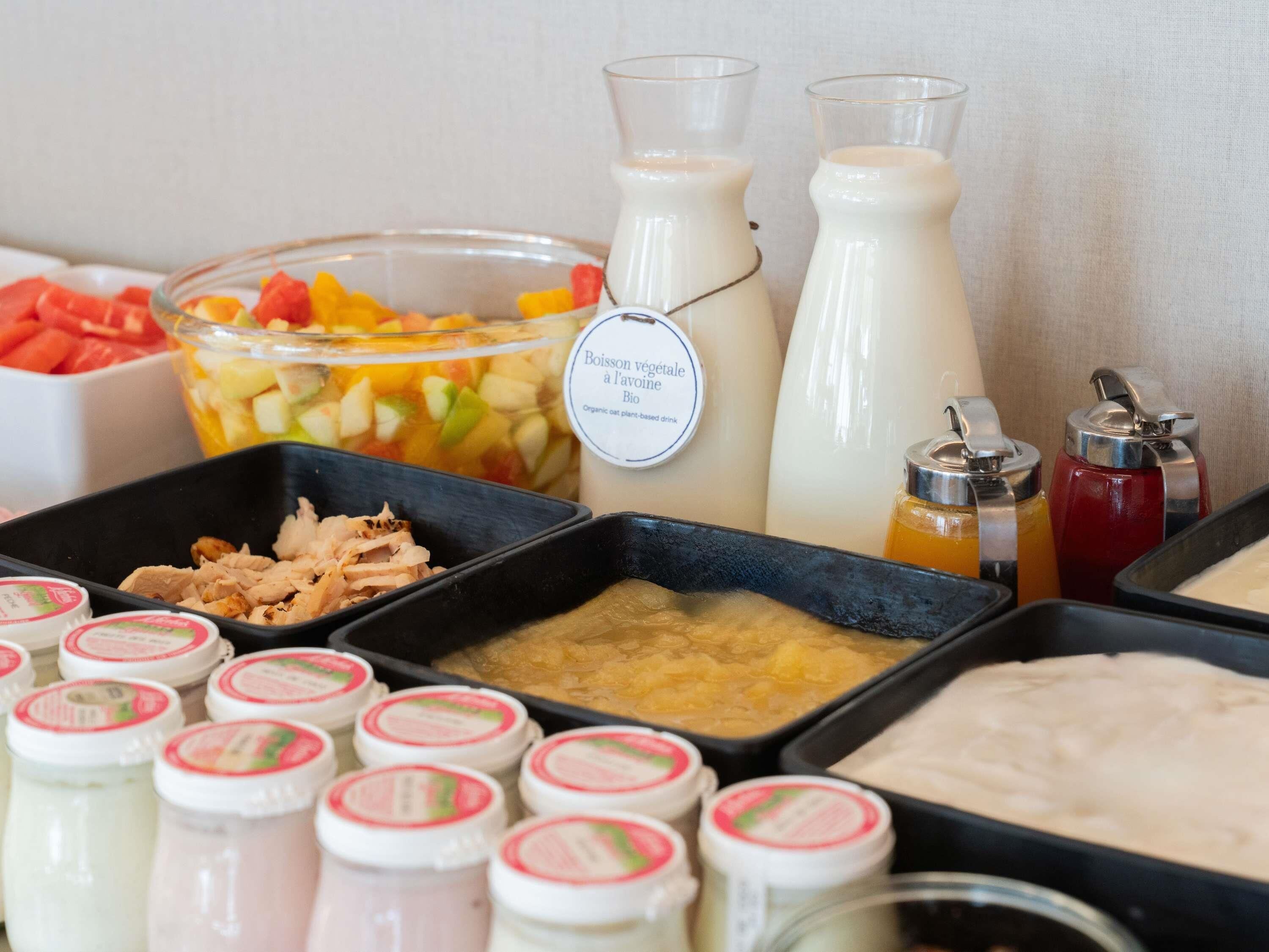 Un buffet con diverse pietanze e bevande.
