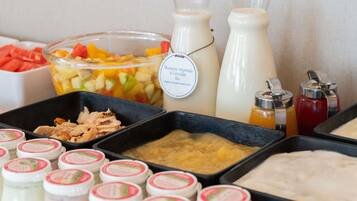 Un buffet con diverse pietanze e bevande.