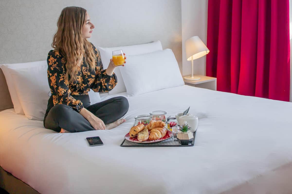 Habitación superior, 1 cama de matrimonio grande con sofá cama | Ropa de cama de alta calidad y colchones con acolchado adicional