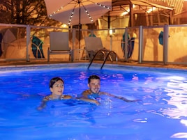 Piscina externa sazonal, funciona das 10h às 20h, guarda-sóis