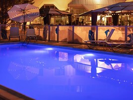 Una piscina al aire libre de temporada (de 10:00 a 20:00), sombrillas