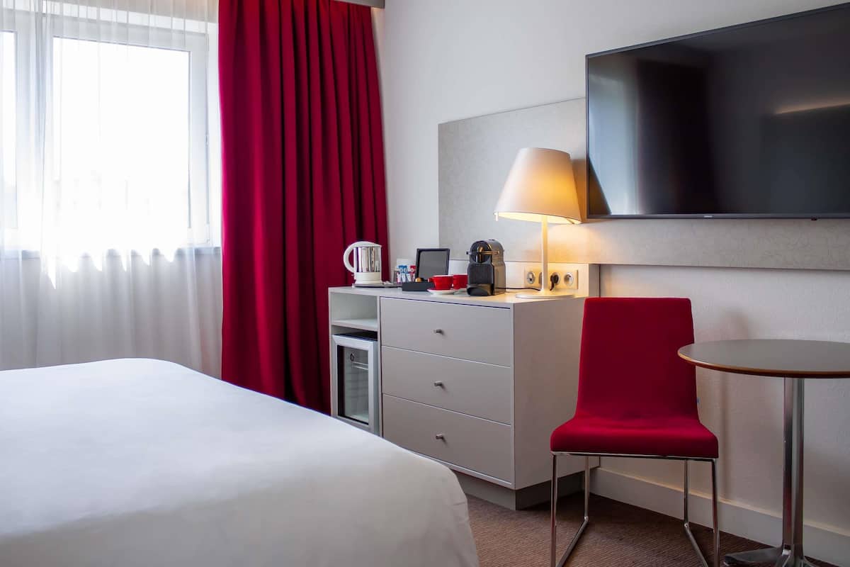 Superior Room, 1 King Bed with Sofa bed | Premium bedding, pillowtop beds, in-room safe, desk