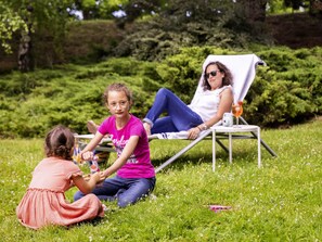 Alberca al aire libre por temporada y sombrillas en la alberca