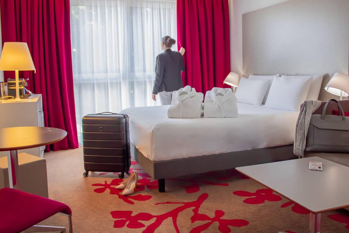 Privilege, Habitación, 1 cama de matrimonio con sofá cama | Ropa de cama de alta calidad y colchones con acolchado adicional