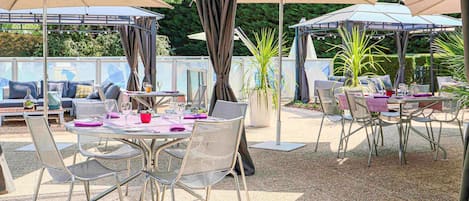 Petit déjeuner, déjeuner et dßner servis sur place, vue sur la piscine