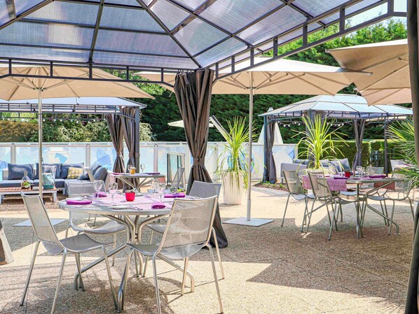 Frühstück, Mittagessen, Abendessen, lokale Küche, Blick auf den Pool 