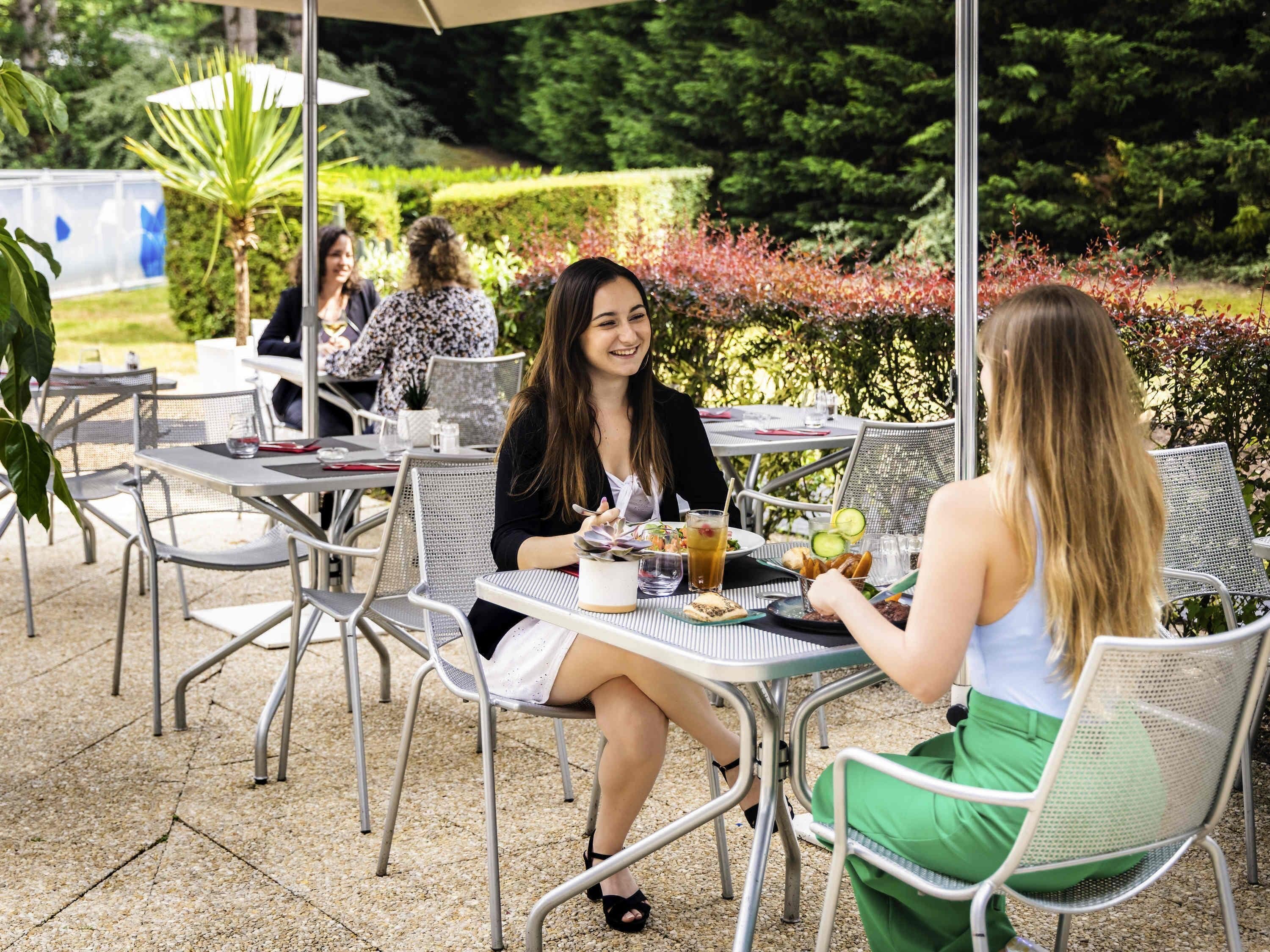 Se sirven desayunos, comidas y cocina local con vista a la alberca