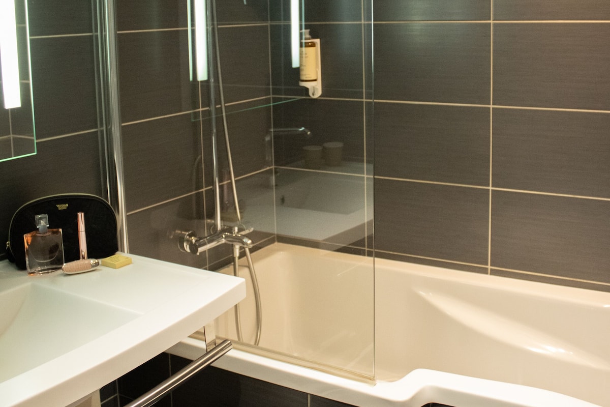 eco-friendly toiletries, hair dryer, towels