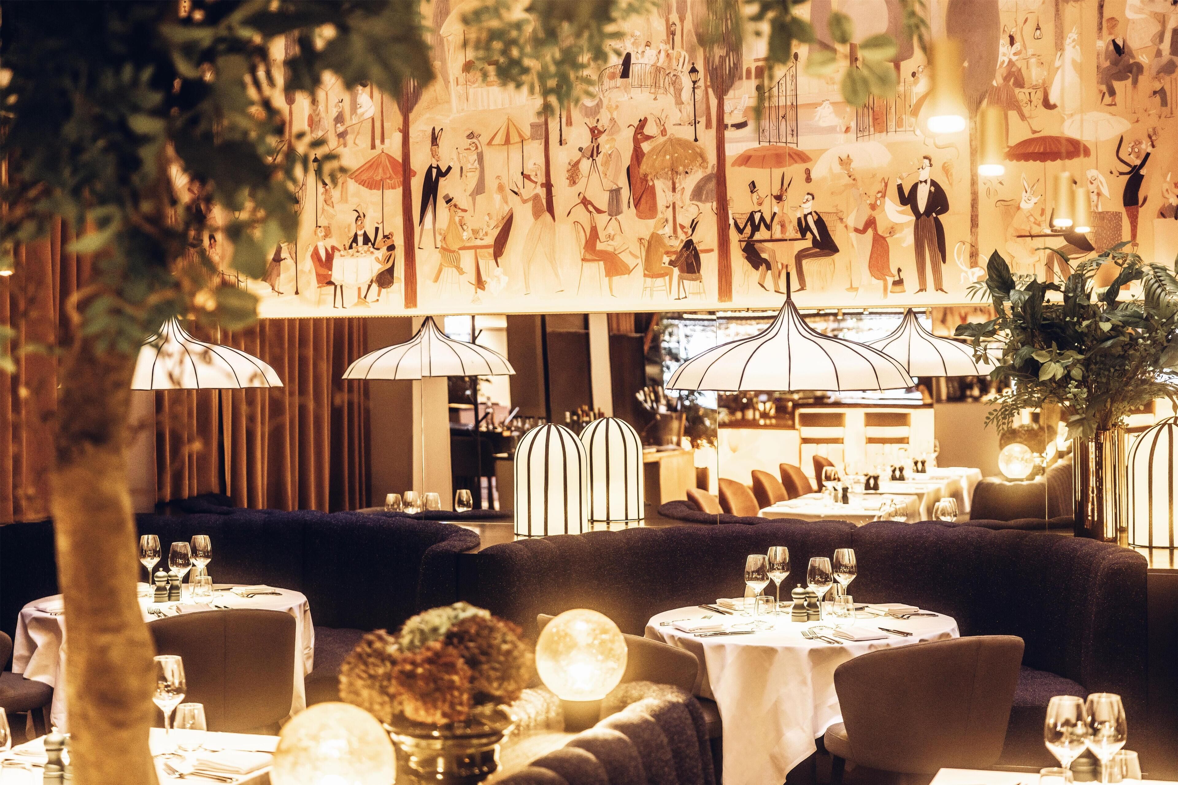 Een restaurant met ronde tafels, donkere zitplaatsen en hangende lampen.