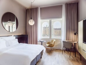 Bộ đồ giường kháng dị ứng, minibar, két bảo mật tại phòng 
